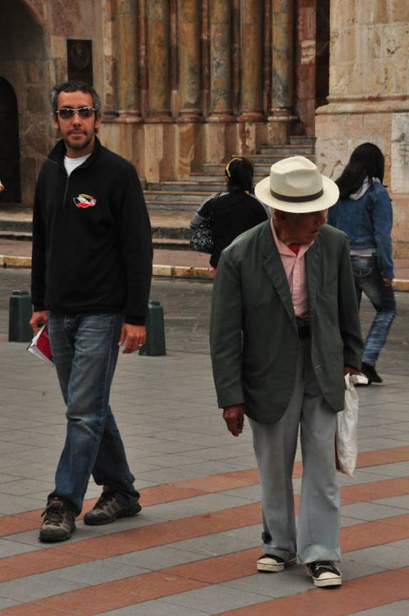 Misturando-se com os locais, no centro de Cuenca, no Equador